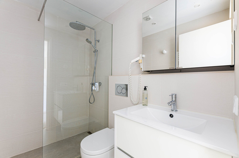 Bathroom 3, Parque Mar Apartments, Baleares