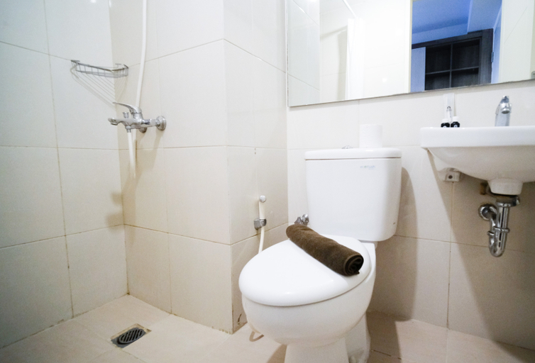Bathroom 5, Simple and Cozy Studio at Tanglin Supermall Mansion Apartment By Travelio, Surabaya