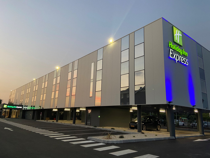 Exterior & Views