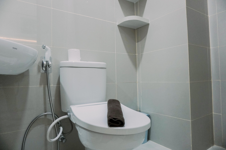 Bathroom 5, Simply and Nice Studio Apartment at B Residence By Travelio, Tangerang Selatan