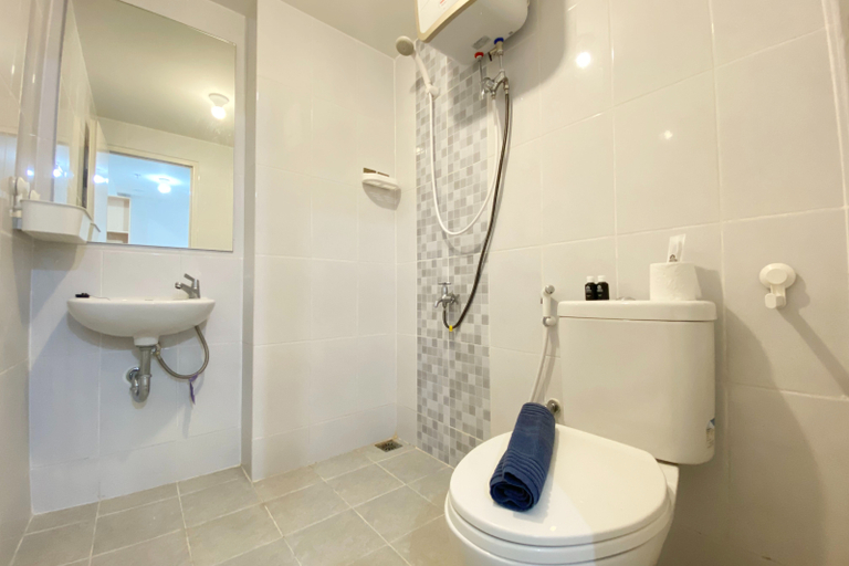 Bathroom 5, Comfort 2BR at 38th Floor Tokyo Riverside PIK 2 Apartment By Travelio, Tangerang