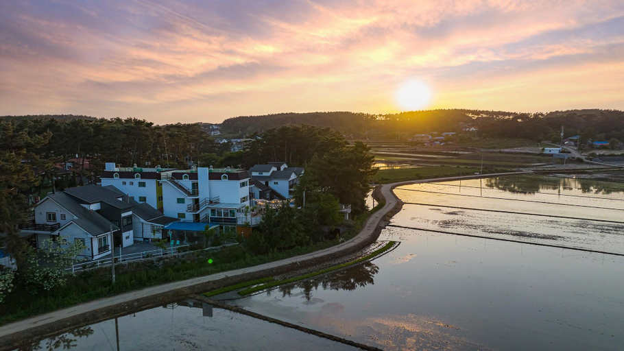 Others 1, Mongsan142 Pension, Taean