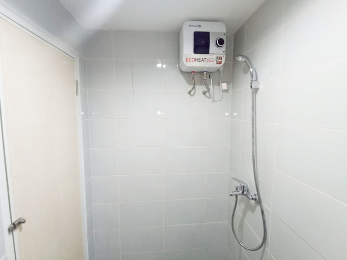 Bathroom 5, Modern Look and Homey Studio Amartha View Apartment By Travelio, Semarang