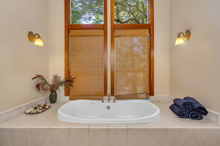 Bathroom 4, Gorgeous 5 BDR Travioli Mountain Retreat for 10!, Fresno