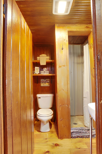 Bathroom 4, Mackinaw Timbers Cabins, Wexford