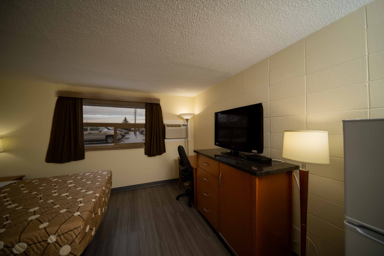 Bedroom 4, Northern Lights Inn, Peace River