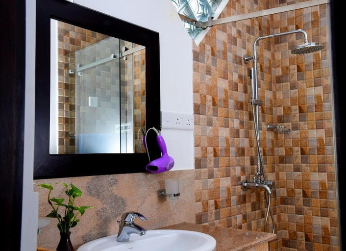 Bathroom 5, L&D Lodge, Hikkaduwa