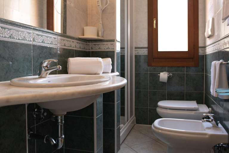 Bathroom 3, Idyllic Residence Cala Viola 1 Bedroom sleeps 3, Nuoro