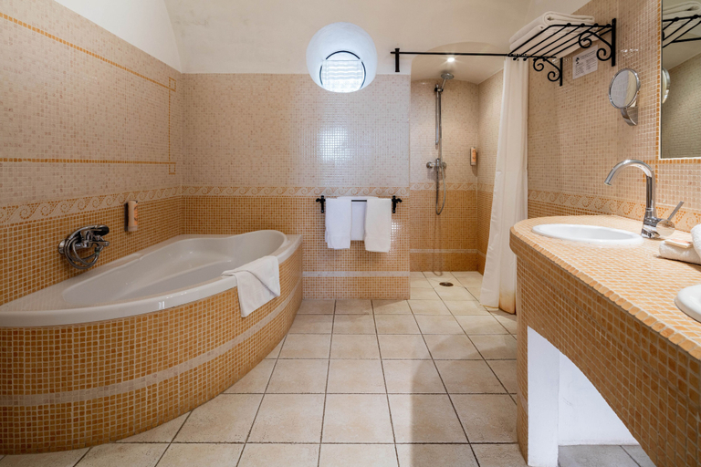 Bathroom 5, Garrigae Abbaye de Sainte Croix, Bouches-du-Rhône