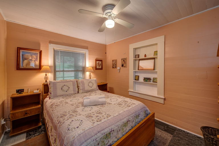 Bedroom 2, Moonshiner's Cabin Minutes From Two Wheels!, Union
