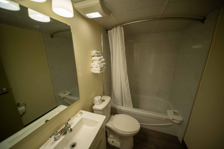 Bathroom 5, Northern Lights Inn, Peace River