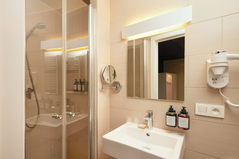 Bathroom 4, Hotel Burlington, West-Vlaanderen