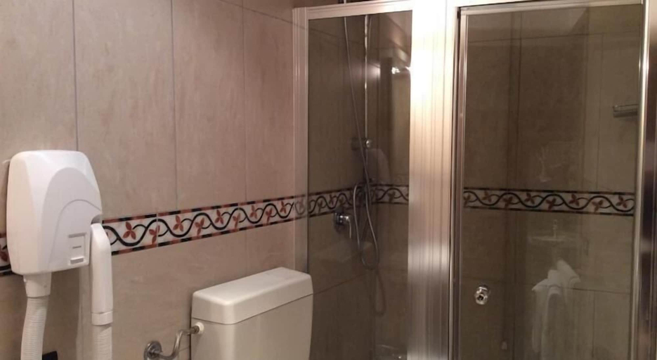 Bathroom 4, Verdi, Palermo