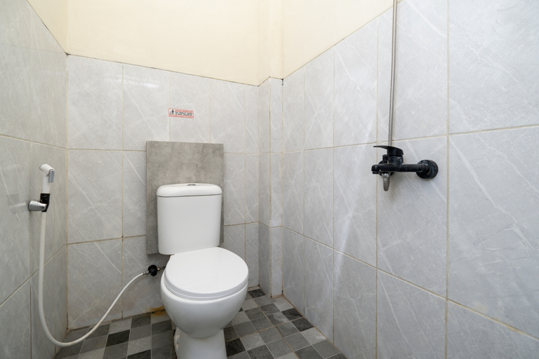 Bathroom 3, RedDoorz @ Sangnala Homestay Pakisaji, Malang
