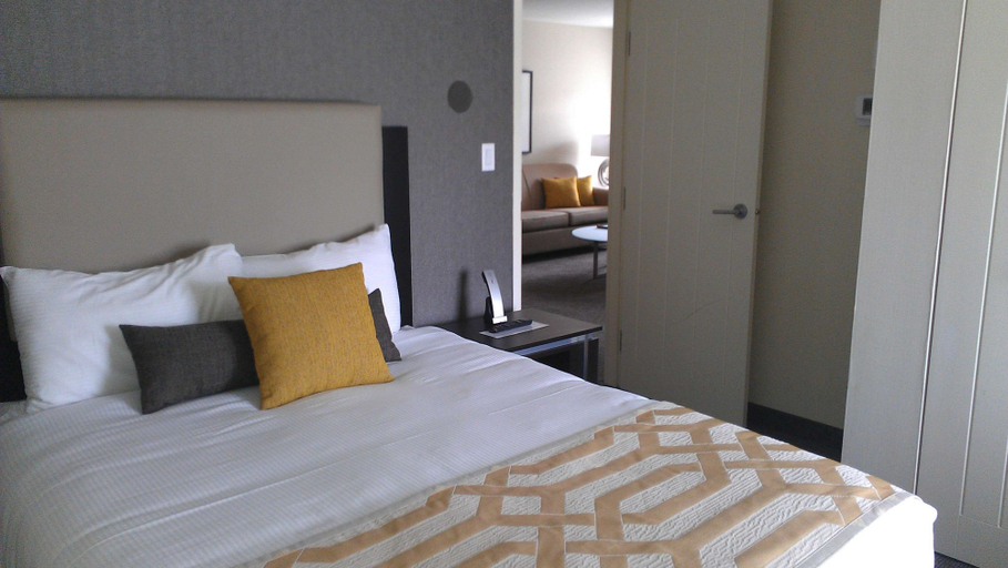 Bedroom 3, Coast Kamloops Hotel & Conference Centre, Thompson-Nicola