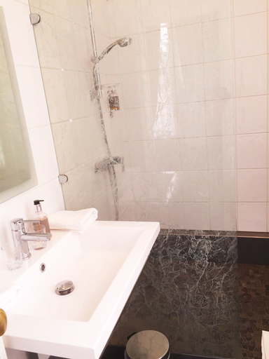 Bathroom 5, Hotel Le Manoir, Bas-Rhin