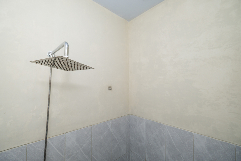 Bathroom 3, RedDoorz @ Sangnala Homestay Pakisaji, Malang