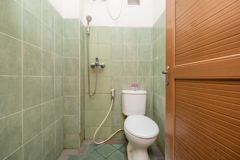 Bathroom, RedDoorz Plus @ Gunungsari Surabaya, Surabaya