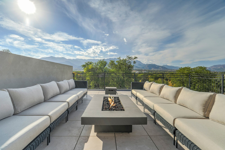 Exterior & Views