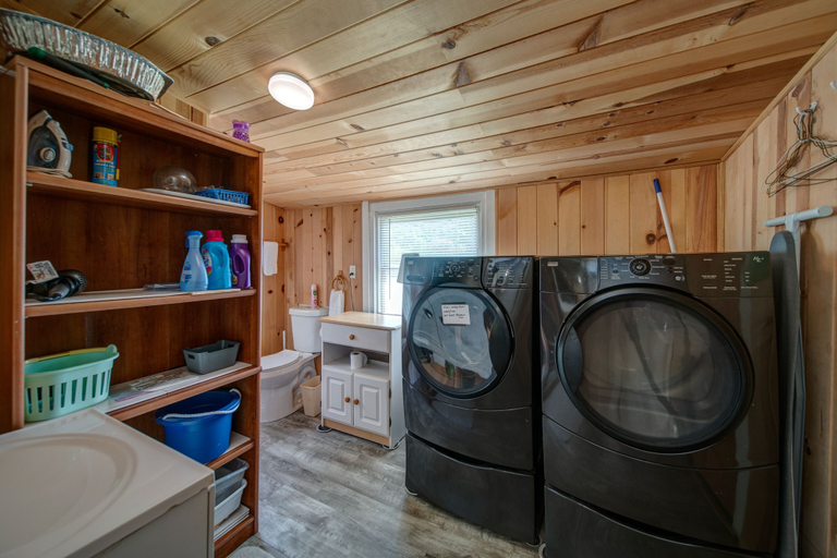 Bathroom 3, Moonshiner's Cabin Minutes From Two Wheels!, Union