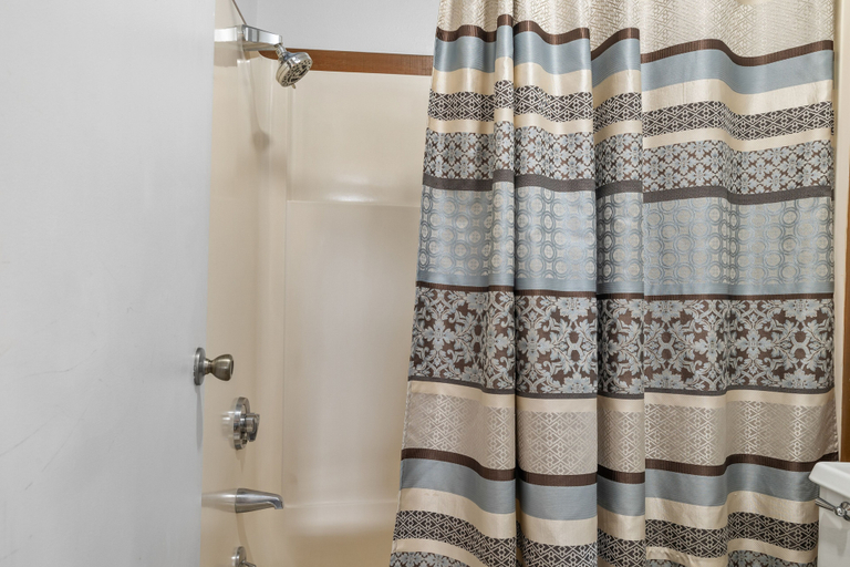Bathroom 4, Paradise in the Pines, Deschutes