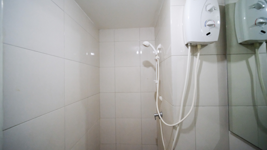 Bathroom 5, Modern and Homey Studio at Tanglin Supermall Mansion Apartment By Travelio, Surabaya