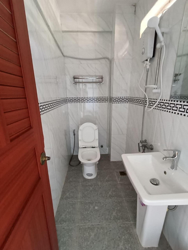 Bathroom, Roomy Guesthouse, Sihanoukville