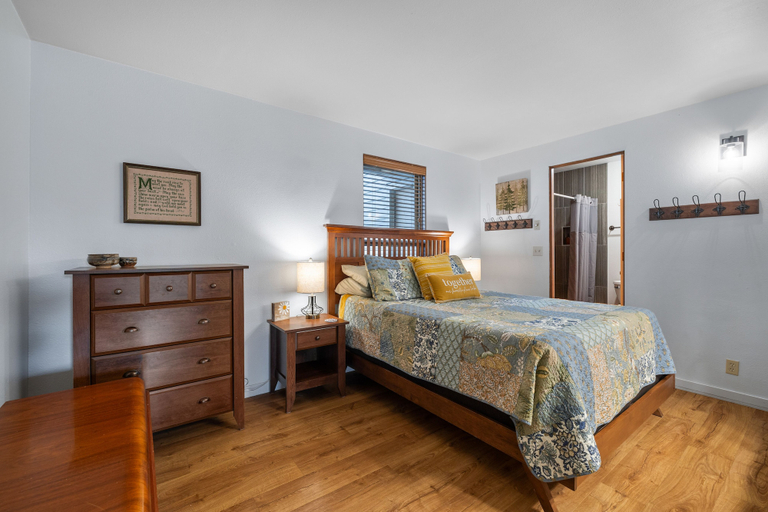 Bedroom 3, Paradise in the Pines, Deschutes