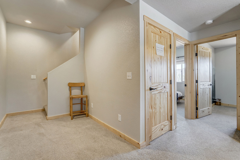 Bedroom, The Great Divide, Teller