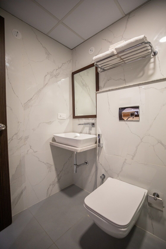 Bathroom 4, Hotel Silver Clé Hitech City, Hyderabad