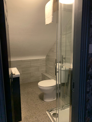 Bathroom 3, The Lamplight Wines