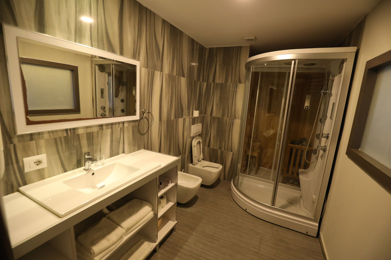 Bathroom 4, Hotel 1 Maji, Pogradecit