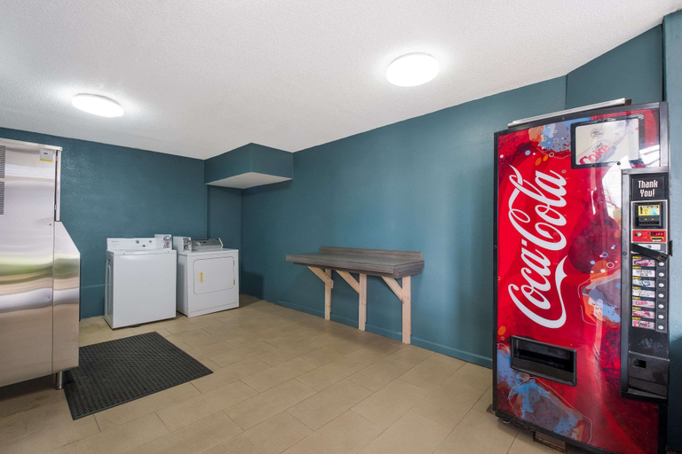 Food & Drinks 5, Suburban Studios Cleveland Central, Bradley