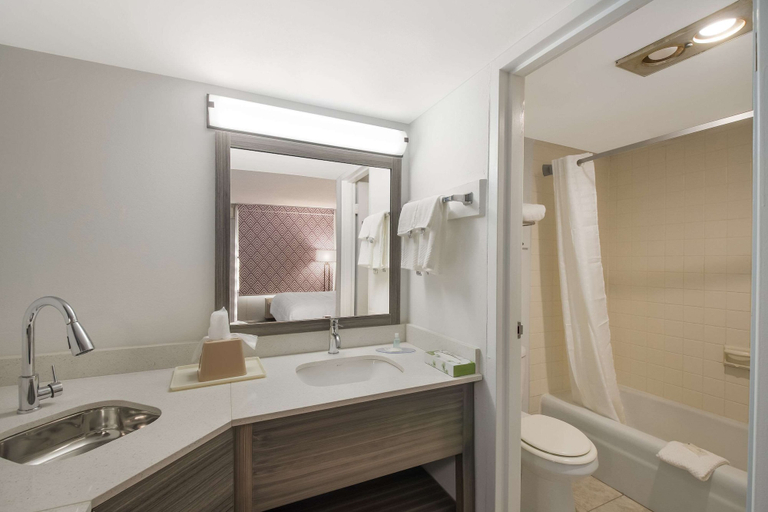 Bathroom 4, Suburban Studios Cleveland Central, Bradley