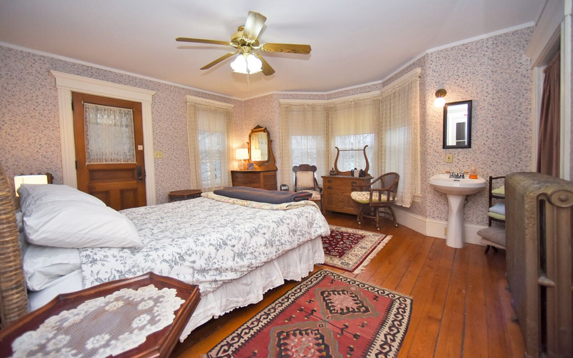 Bedroom 1, Blooming Inn, Franklin