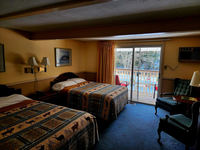 Bedroom 2, Covered Bridge Riverview Lodge, Carroll