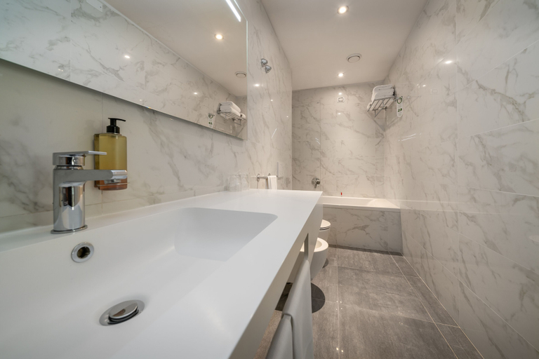 Bathroom 5, Croce Di Malta Hotel, Florence