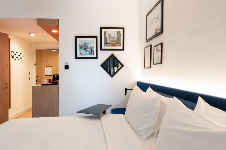 Bedroom 3, Hampton By Hilton Budapest City Centre, Budapesti