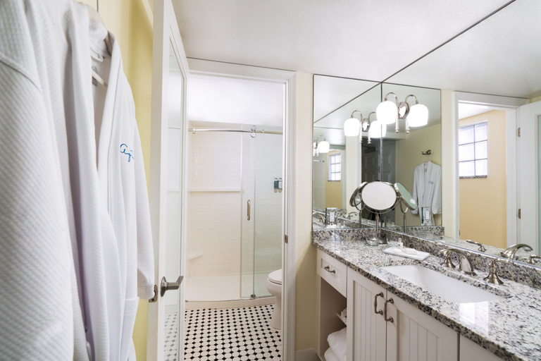 Bathroom 5, Pink Shell Beach Resort and Marina, Lee