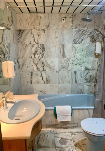 Bathroom 5, Hotel Puma, Maia