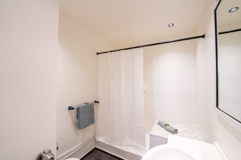 Bathroom 4, Hôtel Ibn Khaldoun, Bab Bhar