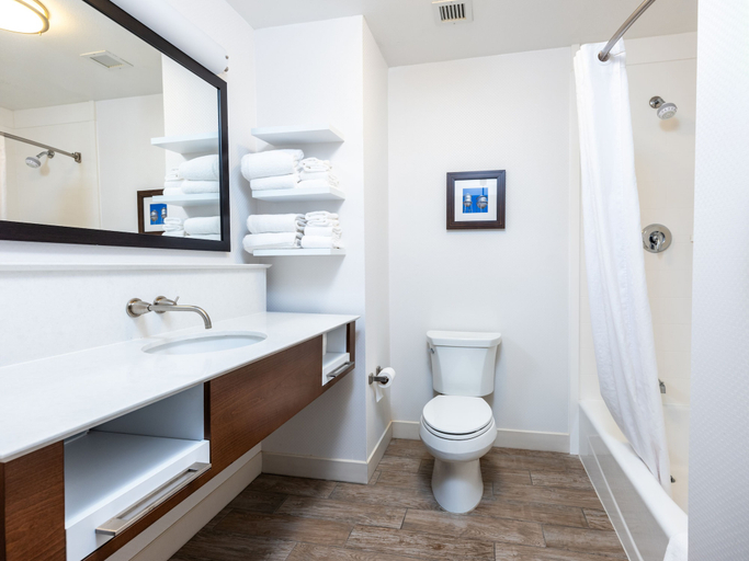 Bathroom 3, Quality Inn - Pratt, Pratt
