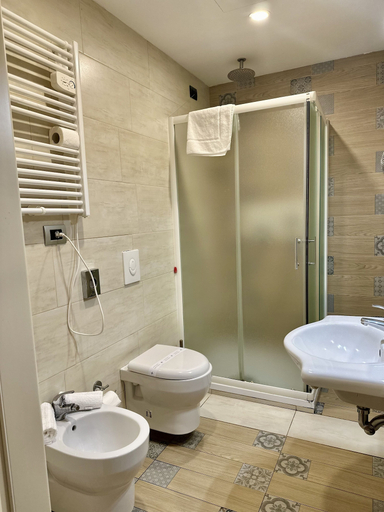 Bathroom 5, Hotel Giacosa, Milano