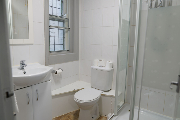 Bathroom 4, Royal Hotel Kettering, Northamptonshire