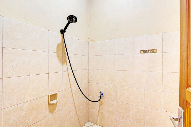 Bathroom 3, Hotel O Guest House Cemara 2, Brebes