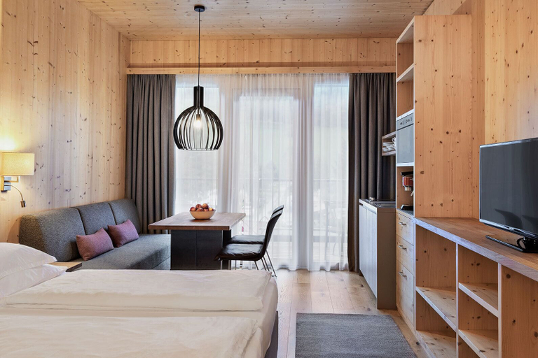 Bedroom 3, natürlich Hell. Aparthotel & Camping, Schwaz