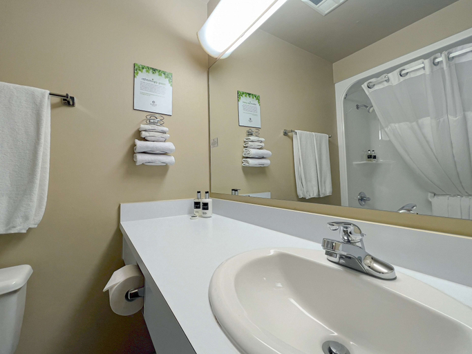 Bathroom 4, Coast Swift Current Hotel, Division No. 8