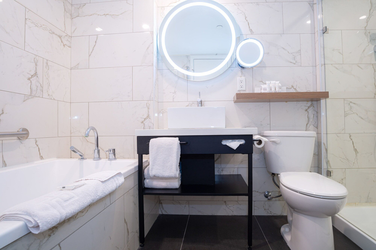 Bathroom 4, Sandman Signature Calgary Airport Hotel, Division No. 6