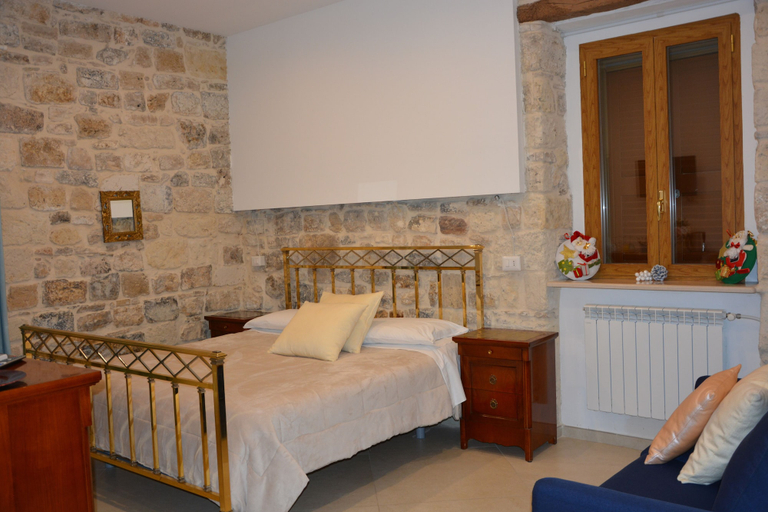 Bedroom 4, AFFITTACAMERE DIMORA DEL CARMINE, Bari