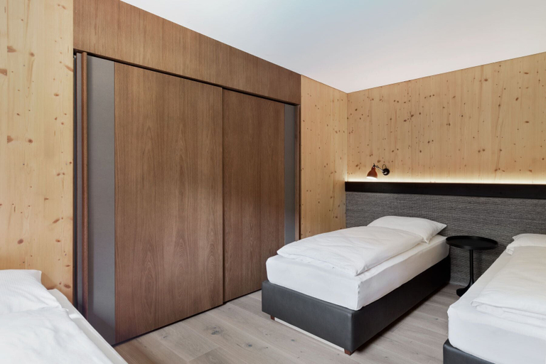 Bedroom 3, natürlich Hell. Aparthotel & Camping, Schwaz